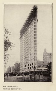 O "Flat-Iron" em fase de conclusão (foto p/b) de American Photographer