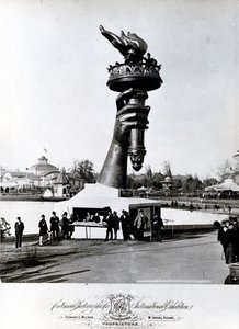 A mão e a tocha da estátua da liberdade, 1876 de American Photographer