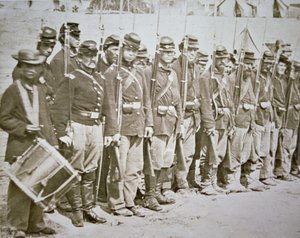 O Regimento de Infantaria do Sexto Maine. Exército da União, em desfile após a Batalha de Fredericksburg de American Photographer