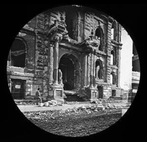 A entrada oeste do tribunal após o Grande incêndio de Chicago, 1871 (lanterna de vidro) de American Photographer