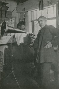 Thomas Edison em sua oficina
