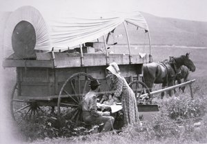 Carroça coberta típica do pioneiro (foto a p/b) de American Photographer