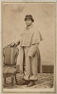 Mulher afro-americana não identificada de uniforme de American Photographer