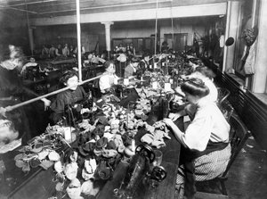 Mulheres que costuram ursos de peluche em uma fábrica, c.1915 de American Photographer