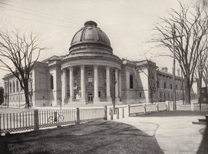 Universidade de Yale: "Rotunda", Woolsey Hall à esquerda, Yale Dining-Hall à direita (fotografia a preto e branco) de American Photographer