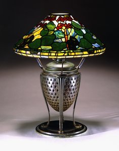 Candeeiro de mesa "Gerânio" com abajur cónico e base de urna reticulada em bronze com padrão em escala de peixe, século XX de American School