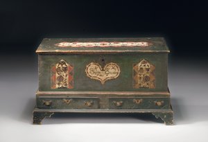 Um baú de dote com topo de elevador decorado com tinta, com a inscrição Susana Scheblern, provavelmente Condado de Lancaster, Pensilvânia, 1790 de American School