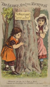 Crianças brincando de esconde-esconde por árvore de American School