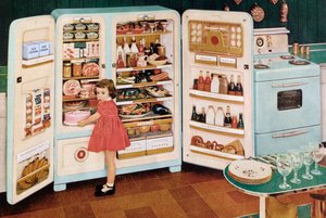 Rapariga a tirar um bolo cor-de-rosa de um frigorifico enorme cheio de comida de American School