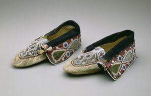 Mocassins, Chippewa, c.1835 (pele de dólar, contas de vidro, algodão, tecido e fita de seda) de American School