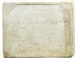 Placa para o cenotáfio marcando o local onde Alexander Hamilton foi mortalmente ferido durante um duelo com Aaron Burr, c.1805 (mármore) de American School