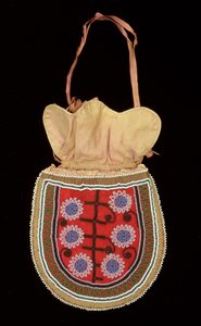 Bolsa (tecido e missangas) de American School