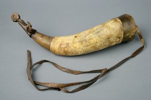 Chifre de Pó com alça e rolha, 1773 (chifre, madeira, couro e metal)