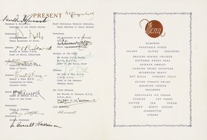 Menu impresso assinado por Winston Churchill e Franklin D. Roosvelt, US Flagship Augusta, Ship&39;s Harbour, Newfoundland, datado de 9 de agosto de 1943. A primeira reunião oficial de Churchill e Roosvelt que produziu a Carta do Atlântico, o prelúdio para de American School