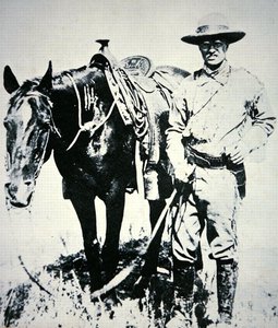 Theodore Roosevelt com seu cavalo, c.1885 (lito) de American School