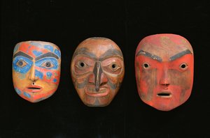 Três máscaras de xamã (terracota pintada) de American School