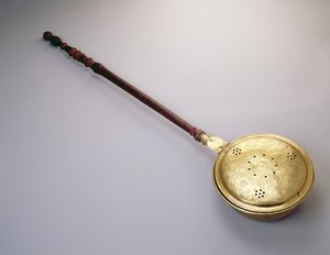 Warming pan, provavelmente de Boston, 1780-90 (latão e maple ou bétula)