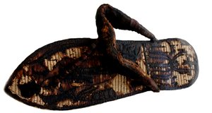Sandália de Tutancâmon decorada com prisioneiros encadernados e símbolos simbólicos, 14º cen. BC
