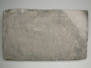 Fragmento de parede de um túmulo representando portadores de oferendas