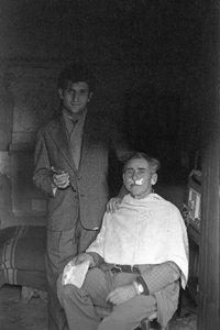 THE SHANGHAI NEIGHORHOOD BARBER, Crotone de Ando Gilardi