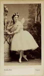 Retrato da bailarina Marfa Muravyeva 1838-1879 no balé Diavolina..., 1863. de Andre Adolphe Eugene Disderi
