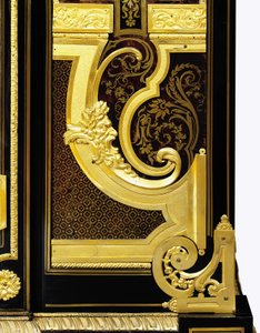 Detalhe de um pedestal de pergaminho C-scroll com máscara de sátiro, de um pequeno armário montado em ormolu de Luís XIV