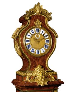 Detalhe de um regulador impressionante do trimestre da Regência, o movimento de Thuret, c.1720 (montado em ormolu, chifre e madeira azul incrustada de latão Boulle com incrustações de azul) (ver também 469017)