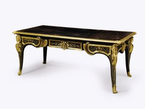 Louis XIV ormolu montado marrom tortoiseshell bureau bureau plat, c.1710 (ormolu, incrustações de latão, tartaruga e couro) (ver também 360582)