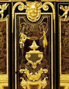 Louis XIV petit armoise, c.1700-10 (ormolu, latão, tartaruga, ébano e marchetaria)