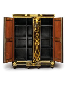 Louis XIV petit armoise, c.1700-10 (ormolu, latão, tartaruga, ébano e marchetaria)