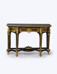 Uma de um par de mesas de cais de tartaruga marrom montadas em ormolu, c.1710 (ormolu, incrustação de latão, casco de tartaruga e couro) (ver também 360580)