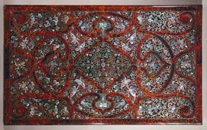 Top incrustado em estilo Andre-Charles Boulle, detalhe de mesa esculpida e dourada, assinado P van Loose e M Verbiest, Holanda de Andre Charles Boulle