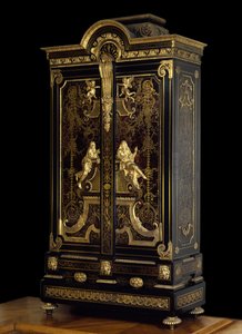 Mobiliário estilo Luís XIV (1661-1715): guarda-roupa decora figuras de Aspasie e Sócrates feitas em carvalho, ebene e dourado por André Boulle (1642-1732) Vers 1710 Paris. Museu do Louvre