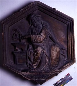 Harmonia, azulejo decorativo hexagonal em relevo de uma série representando as Sete Artes Liberais, possivelmente baseado em desenhos de Giotto (c.1266-1337) c.1334-48 (mármore) de Andrea Pisano