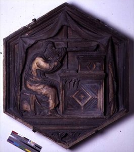 Música, azulejo em relevo hexagonal decorativo de uma série representando as Sete Artes Liberais, possivelmente baseada em desenhos de Giotto (c.1266-1337) c.1334-48 (mármore) de Andrea Pisano