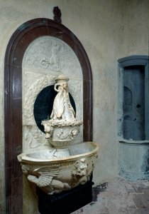 Fonte de água benta com elementos heráldicos Medicean, c.1430 (mármore) de Andrea del (attr. to) Verrocchio