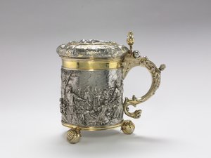 Tankard, final de 1600 (folha de prata cortada e costurada, repoussé e ornamento perseguido, cabo e pés fundidos, parcialmente dourados) de Andreas Brachfeldt