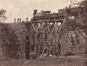 Ponte em Orange e Alexandria Rail Road, como reparado por engenheiros do exército sob o coronel Herman Haupt, 1865 (albume de estampa de prata a partir de vidro negativo)