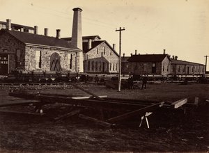 Placa 17. Laramie Machine Shops, a partir do sudoeste, 1869 (foto) de Andrew Joseph Russell