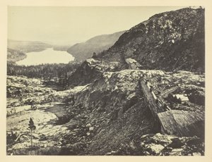 Cume da Sierra Nevada, Snow Sheds em Foreground, Donner Lake in the Distance, C. P. R. R.
