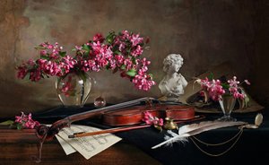 Natureza morta com violino e flores de Andrey Morozov