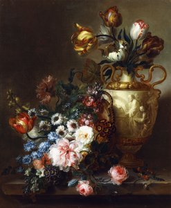 Tulipas em um vaso e rosas em uma cesta em uma borda de pedra, de Ange Louis Guillaume Lesourd Beauregard