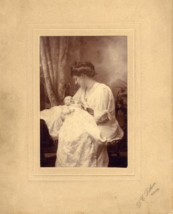 A Duquesa Evelyn Cavendish com a sua filha Lady Ana