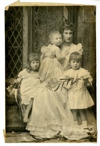 Duquesa Evelyn e três crianças, c.1899 (foto a p/b)