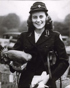 Kick Kennedy usando um uniforme da Cruz Vermelha Americana em Londres, c.1943 (foto a p/b)