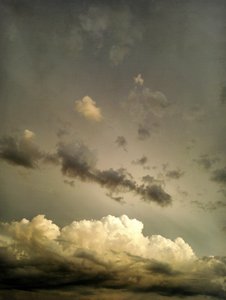 Paisagem dramática com nuvens douradas