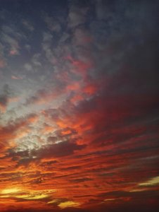 Céu em chamas ao pôr do sol