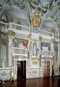 Vista interna de uma sala de reuniões oficial decorada com frescos de Angelo Michele Colonna e Agostino Mitelli de Angelo and Mitelli Agostino Colonna