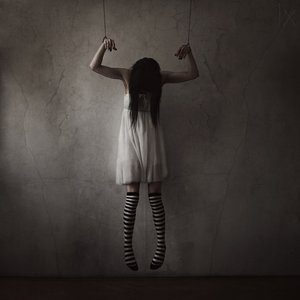 A Menina-Marioneta Assustadora