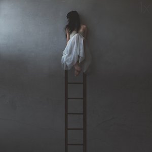 Mulher sozinha numa escada
